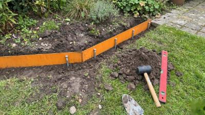 Comment poser une bordure de jardin en acier corten ? Le tutoriel étape par étape
